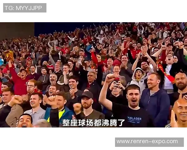 球迷疯狂冲进场内抢C罗球衣引发欧冠赛场热议